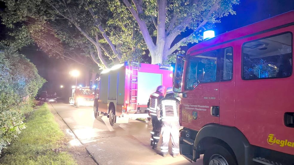 Einsatz in Rhauderfehn: Feuerwehr verhindert Übergreifen der Flammen auf ...