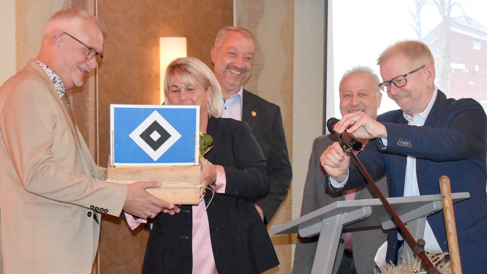 Mit Bildergalerie: Emotionaler Abschied für Ostrhauderfehns Bürgermeister ...