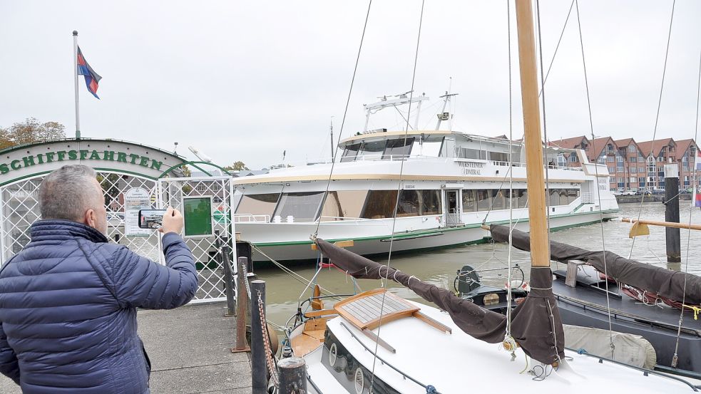 Abschied aus dem Hafen: Ausflugsschiff „Warsteiner Admiral“ verlässt Leer
